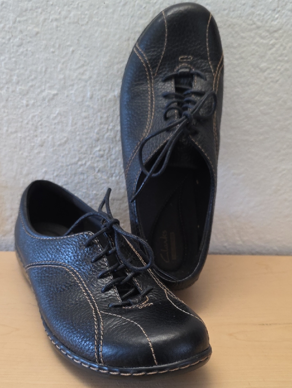Clarks Ashland Black Leather Lace-Up Oxford with Contrast Stitching